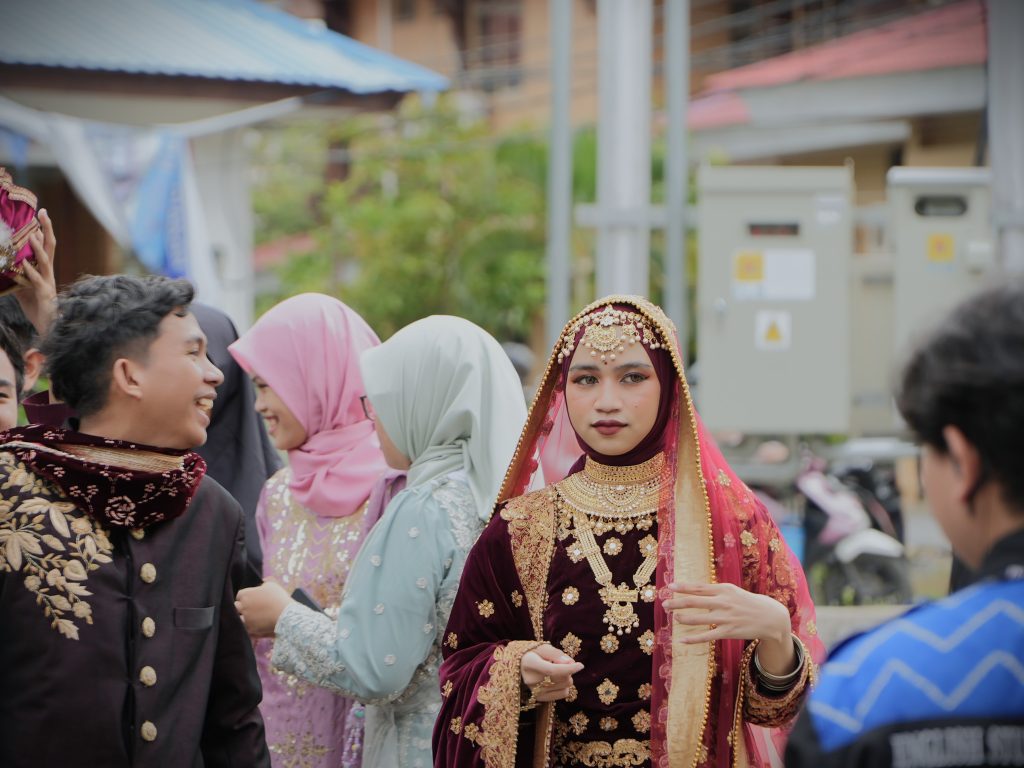 Mahasiswa saat mengenakan kostum India.