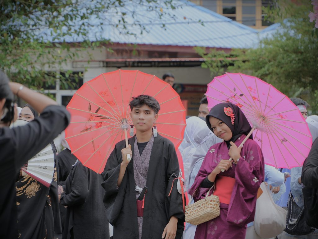 Mahasiswa saat mengenakan kostum Korea.