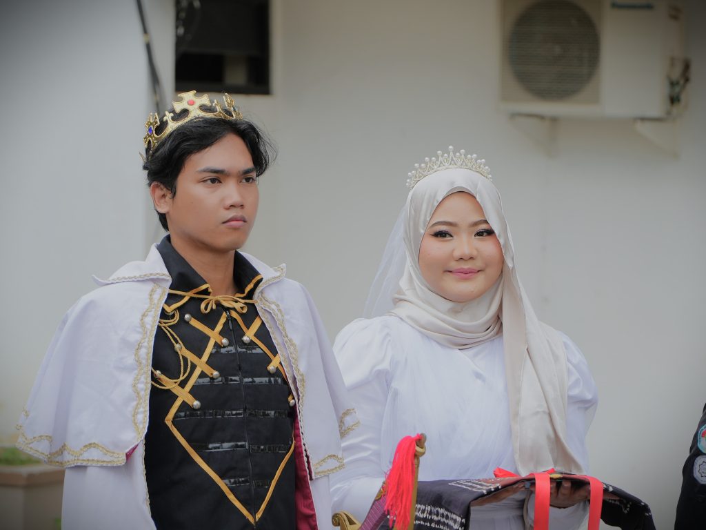 Mahasiswa saat mengenakan kostum ala raja dan ratu Eropa.