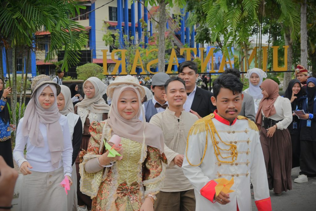 Mahasiswa saat mengenakan kostum dari Belanda.