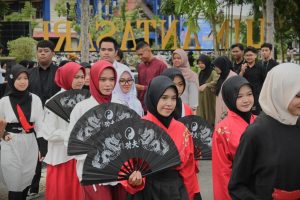 Mahasiswa saat mengenakan kostum dari Cina.