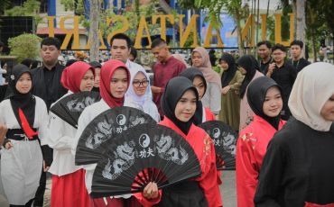 Mahasiswa saat mengenakan kostum dari Cina.