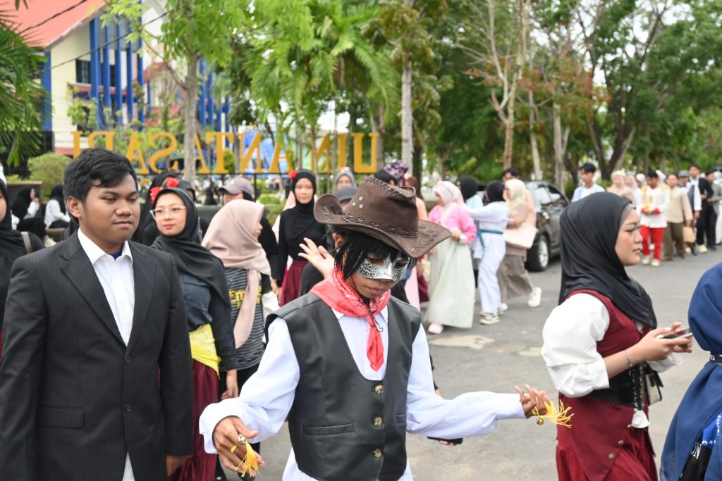 Mahasiswa saat menghayati kostumnya ketika parade.