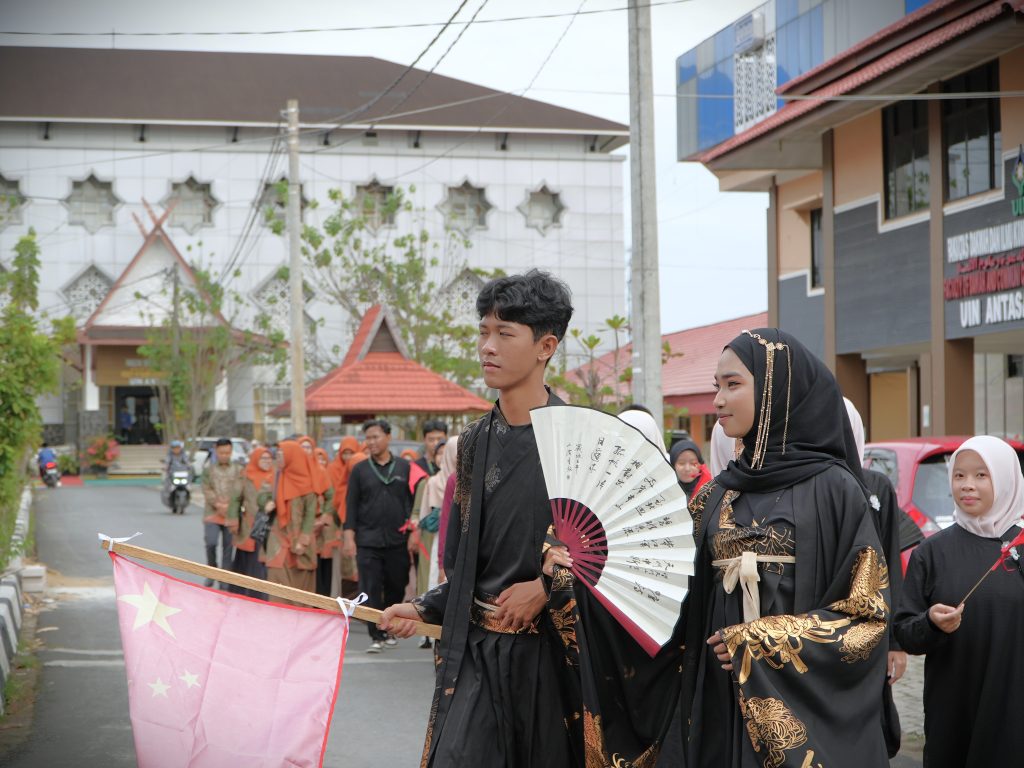 Muhammad Fathon saat memimpin barisan parade budaya Cina.