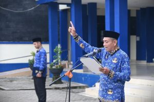 Mulyadi, S.Ag., M.A.P. saat berapi-api membacakan pesan-pesan pahlawan (Foto:Humas/Jamal Ripani)