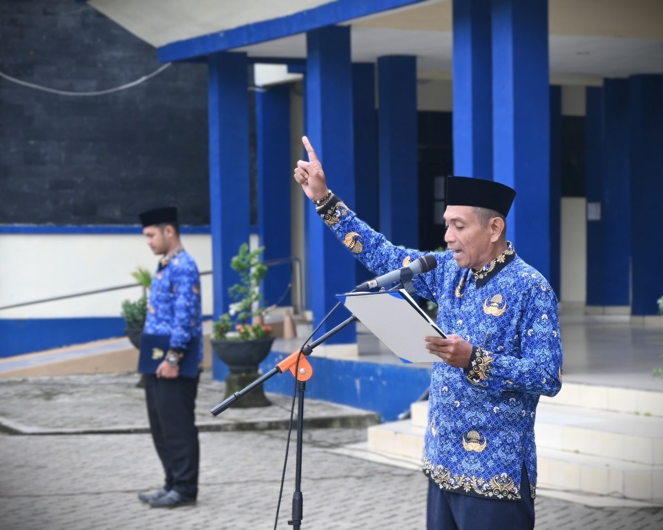 Mulyadi, S.Ag., M.A.P. saat berapi-api membacakan pesan-pesan pahlawan (Foto:Humas/Jamal Ripani)