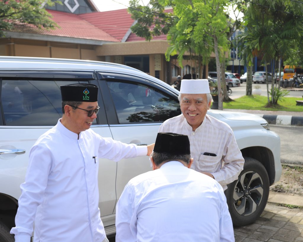 Narasumber K.H. M. Wildan Salman saat disambut kedatangannya (Foto:Humas)