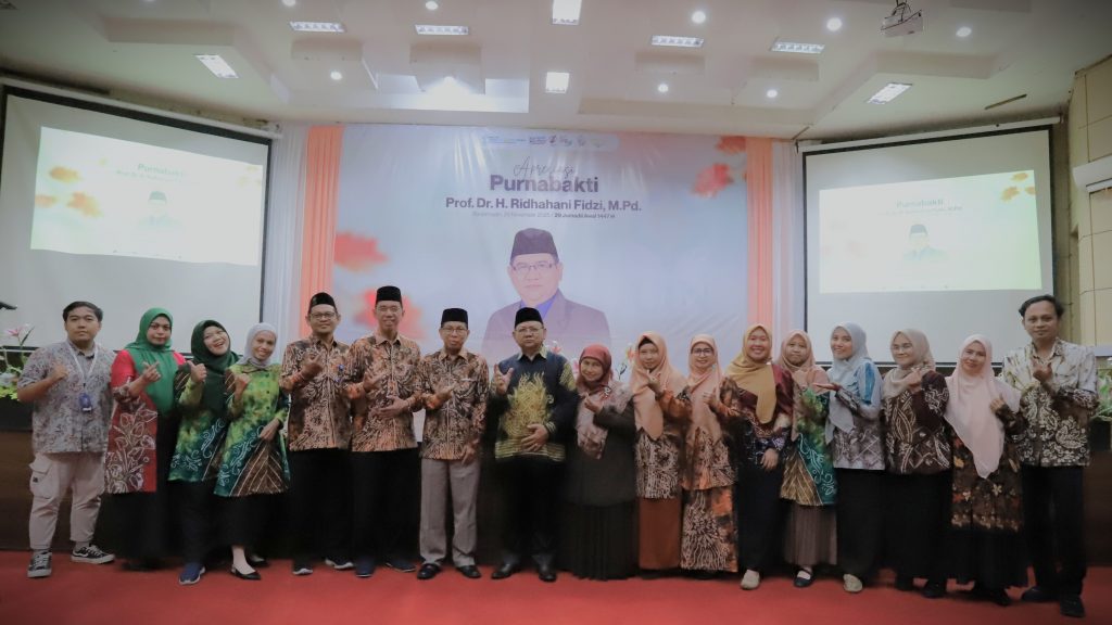 Panitia saat berfoto bersama dengan Prof. Dr. H. Ridhahani Fidzi, M.Pd. (Foto:Humas/Haitami)