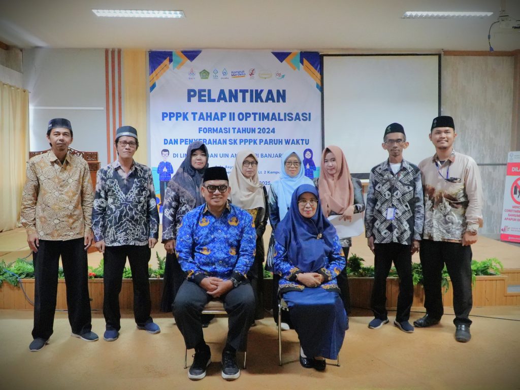 Panitia saat foto bersama pimpinan usai acara (Foto:Humas/Rudy Hermawan)