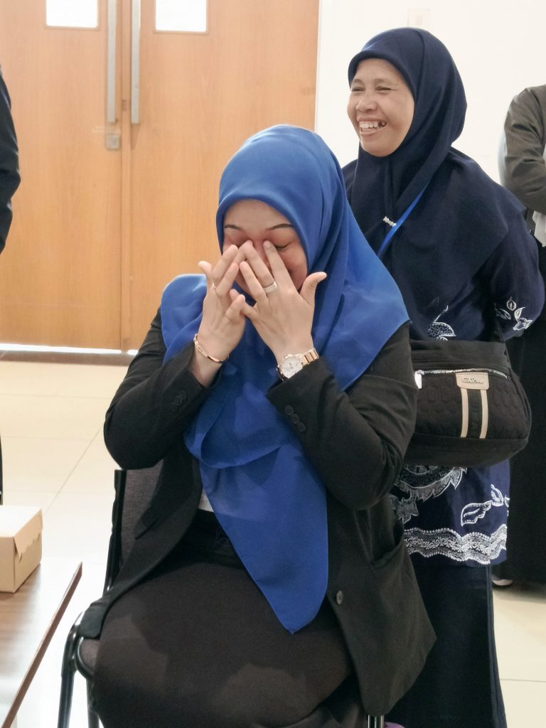 Panitia saat ikut terharu dengan suasana wisuda almarhum dan almarhumah (Foto:Humas)