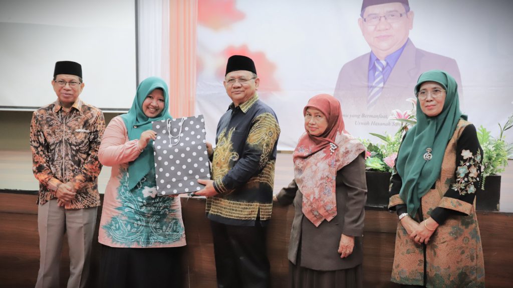 Para dosen dan tenaga kependidikan di UIN Antasari saat bergantian menyerahkan kenang-kenangan (Foto:Humas/Haitami)