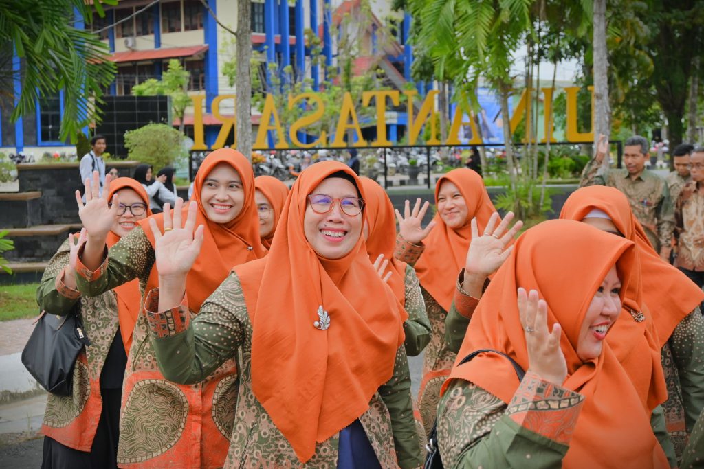 Para dosen saat mengikuti parade.