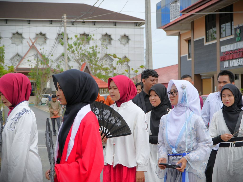 Para mahasiswa saat mengikuti parade.