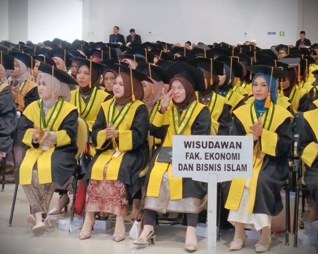 Para mahasiswa saat terharu dengan suasana wisuda almarhum dan almarhumah (Foto:Humas)
