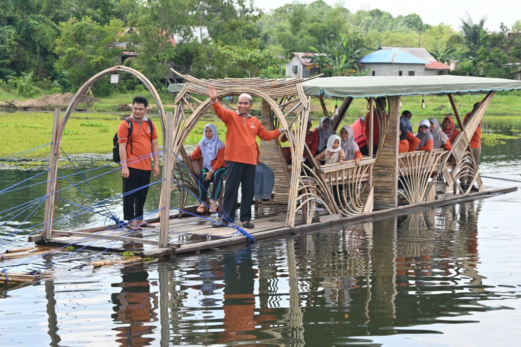 Para pegawai di lingkungan FDIK saat bersama menyegarkan semangat dengan suasana alam Banua (Foto:Humas/Jamal Ripani)
