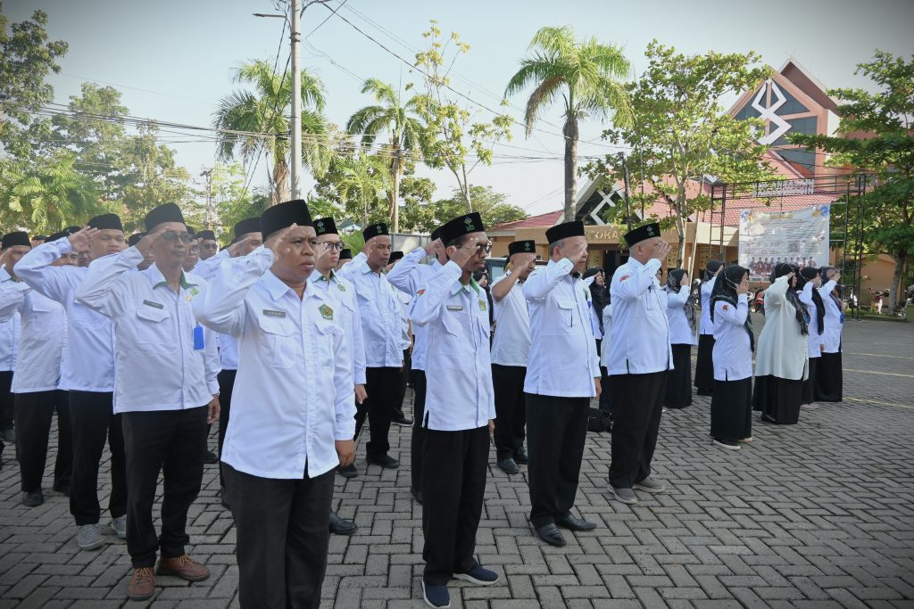 Para pegawai di lingkungan rektorat saat mengikuti Apel Pagi (Foto:Humas/Jamal Ripani)