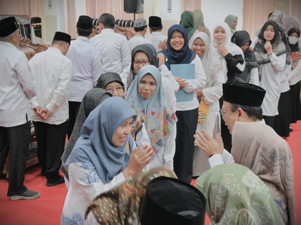 Para pegawai saat melepas Purnajabatan Prof. Dr. H. Mujiburrahman, M.A. (Foto:Humas/Jamal Ripani)