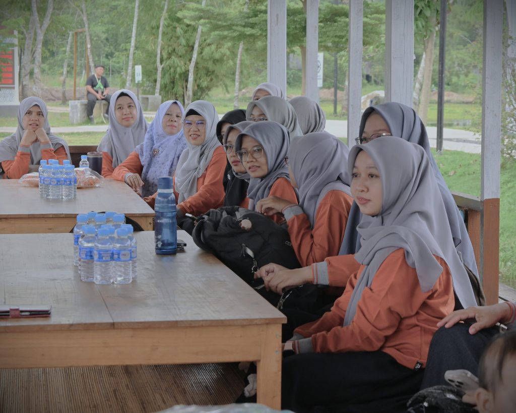 Para pegawai di lingkungan FDIK saat mengikuti seminar (Foto:Humas/Jamal Ripani)