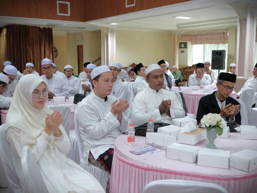 Para peserta saat mengikuti sesi doa bersama (Foto:Humas/Baiti Rahmi)