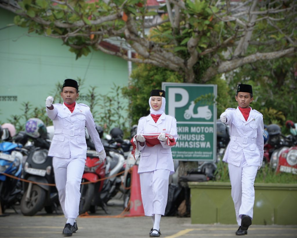 Para petugas pengibar bendera saat maju ke tiang bendera (Foto:Humas)