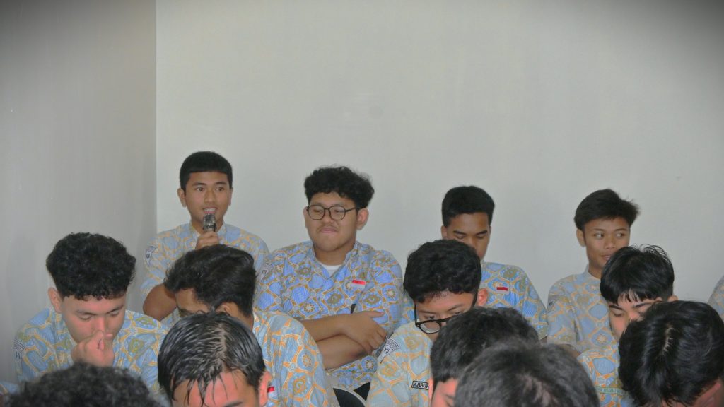 Para siswa saat antusias bertanya (Foto:Humas/Jamal Ripani)