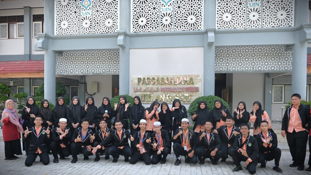 Para siswa saat singgah di gedung pascasarjana (Foto:Humas/Jamal Ripani)