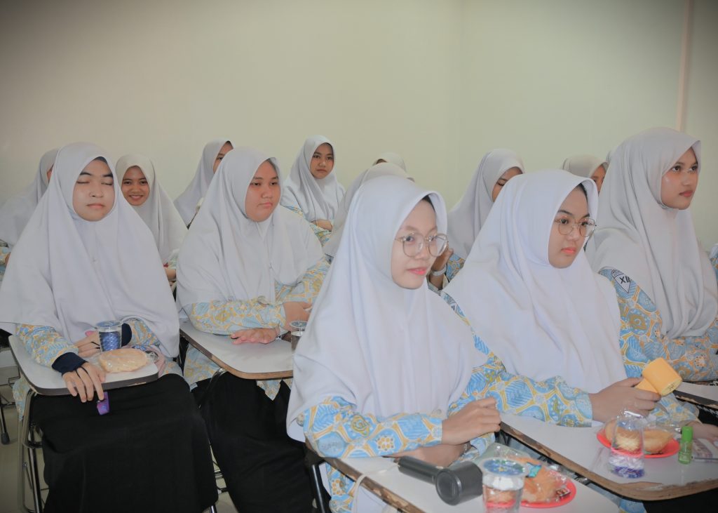 Para siswi SMAIT Ukhuwah Banjarmasin saat mendengarkan sosialisasi (Foto:Humas/Jamal Ripani)