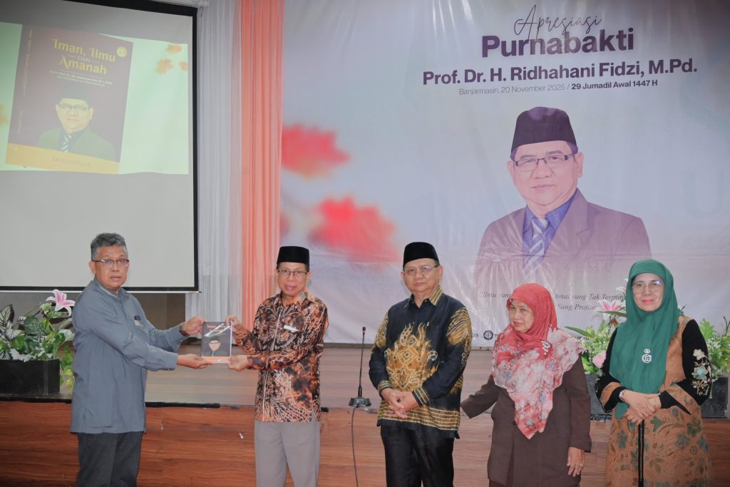 Peluncuran buku biografi Prof. Dr. H. Ridhahani Fidzi, M.Pd. berjudul Iman, Ilmu, dan Amanah (Foto:Humas/Jamal Ripani)