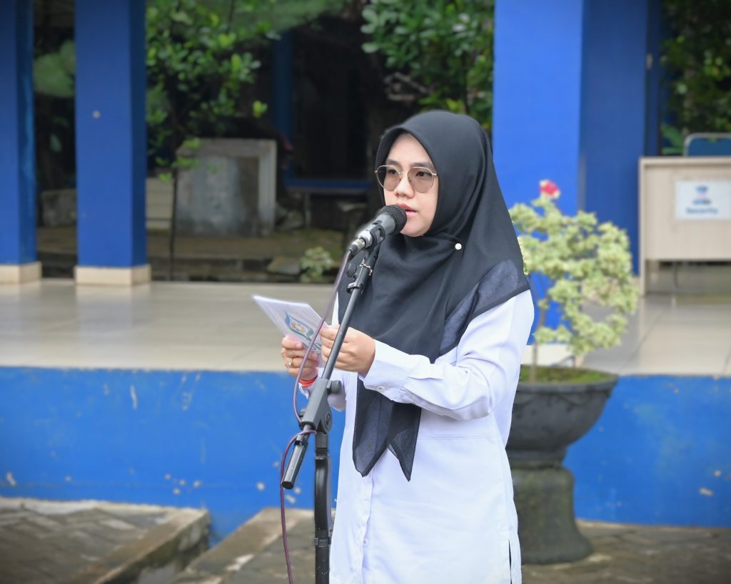 Pembawa acara saat memandu jalannya apel (Foto:Humas/Jamal Ripani)