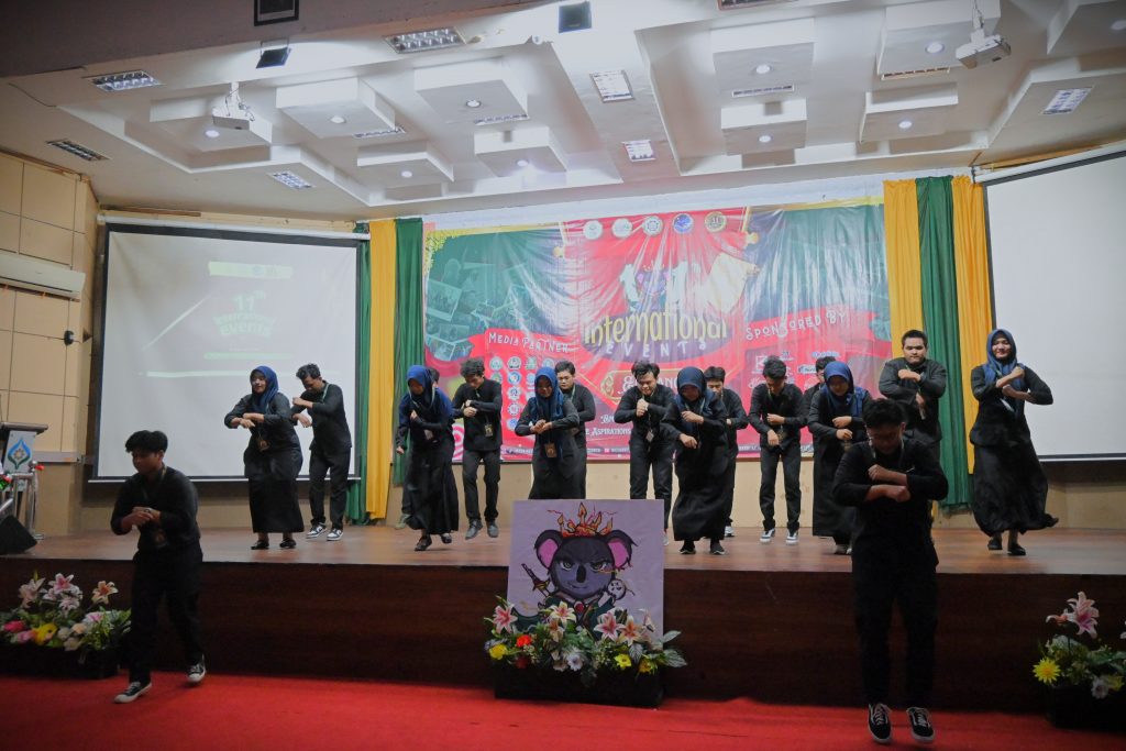 Penampilan dari panitia.