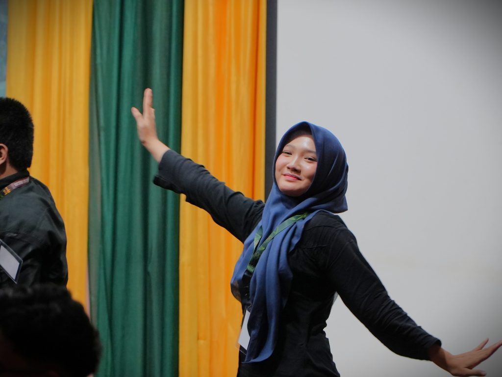 Penampilan para panitia saat memeriahkan pembukaan.