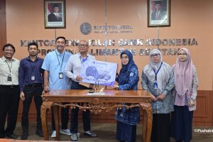 Penyerahaan Kendaraan Hibah dari BI kepada LPH UIN Antasari (foto Humas Rahmi Hartati)