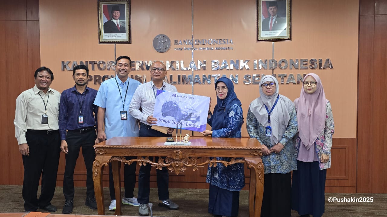 Penyerahaan Kendaraan Hibah dari BI kepada LPH UIN Antasari (foto Humas Rahmi Hartati)