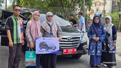Penyerahaan Mobil Hibah dari BI kepada LPH UIN Antasari (foto Humas Rahmi Hartati)