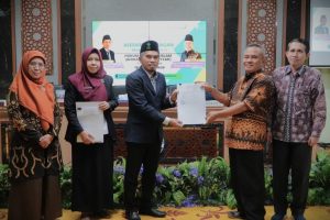 Penyerahan berita acara usai penutupan asesmen lapangan Prodi S-1 HKI (Foto:Humas/Rahmi Hartati) Penyerahan berita acara usai penutupan asesmen lapangan Prodi S-1 HKI (Foto:Humas/Rahmi Hartati)