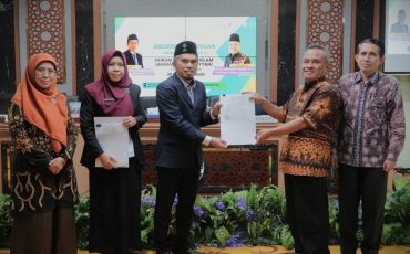 Penyerahan berita acara usai penutupan asesmen lapangan Prodi S-1 HKI (Foto:Humas/Rahmi Hartati)