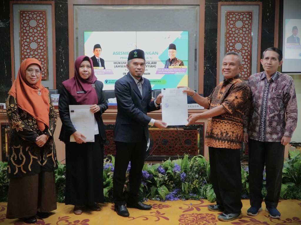 Penyerahan berita acara usai penutupan asesmen lapangan Prodi S-1 HKI (Foto:Humas/Rahmi Hartati)