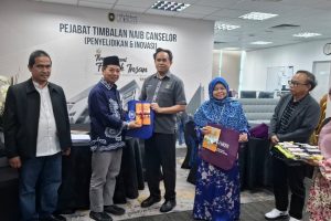 Perkuat Kolaborasi Internasional UIN Antasari dan UniSZA Bahas Program Postdoctoral Hingga Pengembangan Manuskrip Nusantara (Foto Kontributor) Pertukaran cendera mata antara dua universitas diwakili oleh Prof. Dr. Shukor bin Abd Razak Deputy Vice-Chancellor (Research and Innovation) mewakili UniSZA dengan Prof. Dr. H. Akhmad Sagir, M.Ag mewakili UIN Antasari Banjarmasin