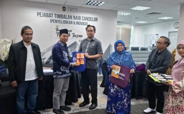 Pertukaran cendera mata antara dua universitas diwakili oleh Prof. Dr. Shukor bin Abd Razak Deputy Vice-Chancellor (Research and Innovation) mewakili UniSZA dengan Prof. Dr. H. Akhmad Sagir, M.Ag mewakili UIN Antasari Banjarmasin