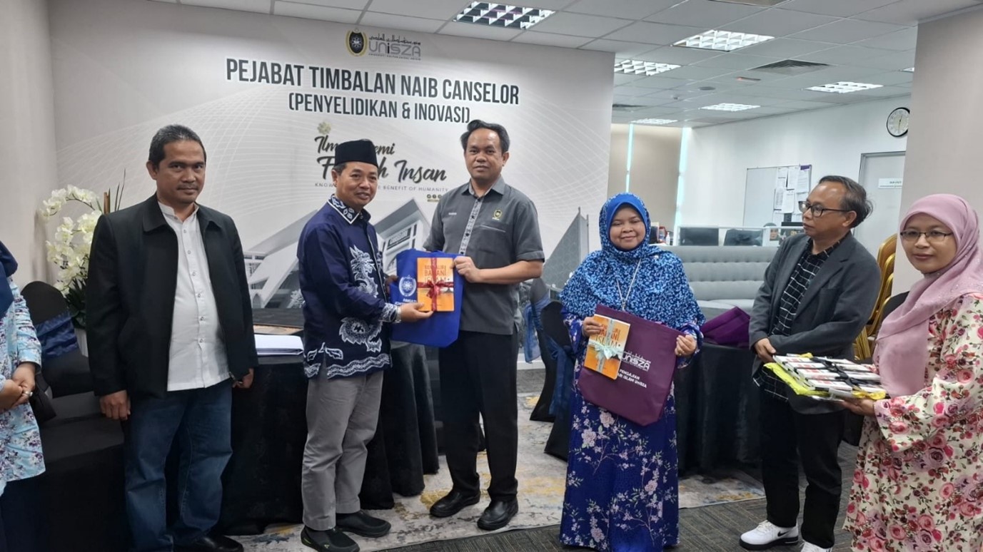 Pertukaran cendera mata antara dua universitas diwakili oleh Prof. Dr. Shukor bin Abd Razak Deputy Vice-Chancellor (Research and Innovation) mewakili UniSZA dengan Prof. Dr. H. Akhmad Sagir, M.Ag mewakili UIN Antasari Banjarmasin