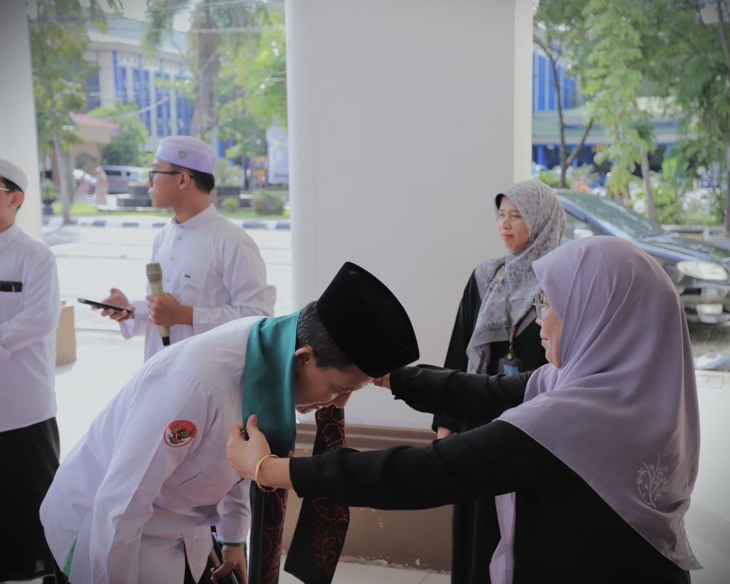 Perwakilan Ditjen Pendis saat disambut Rektor (Foto:Humas)