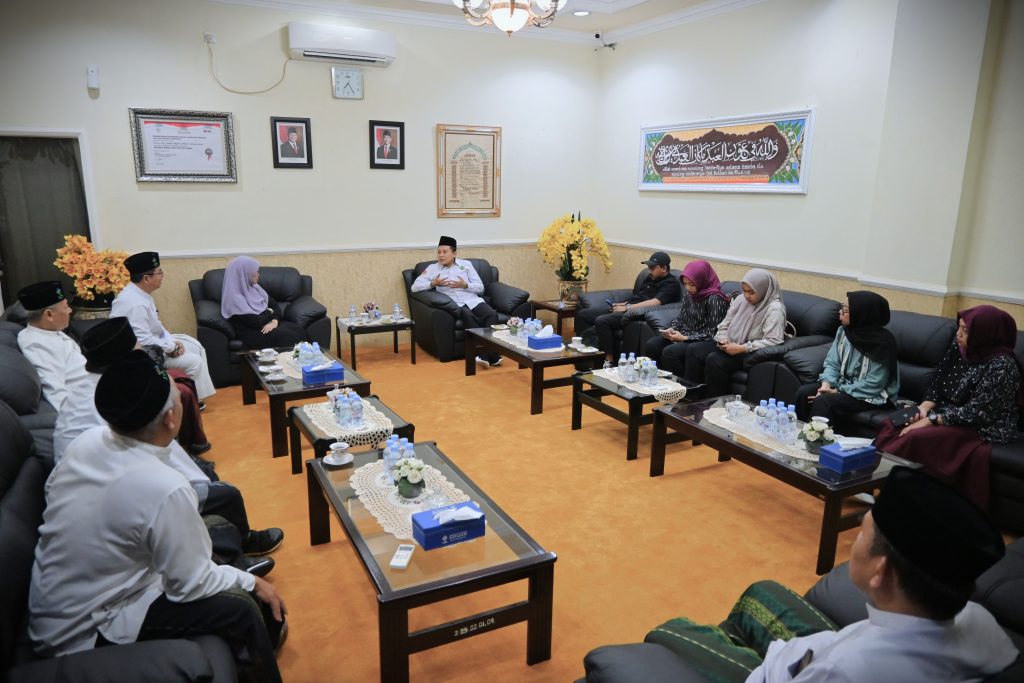 Perwakilan Ditjen Pendis saat disambut di ruang tamu gedung rektorat (Foto:Humas)