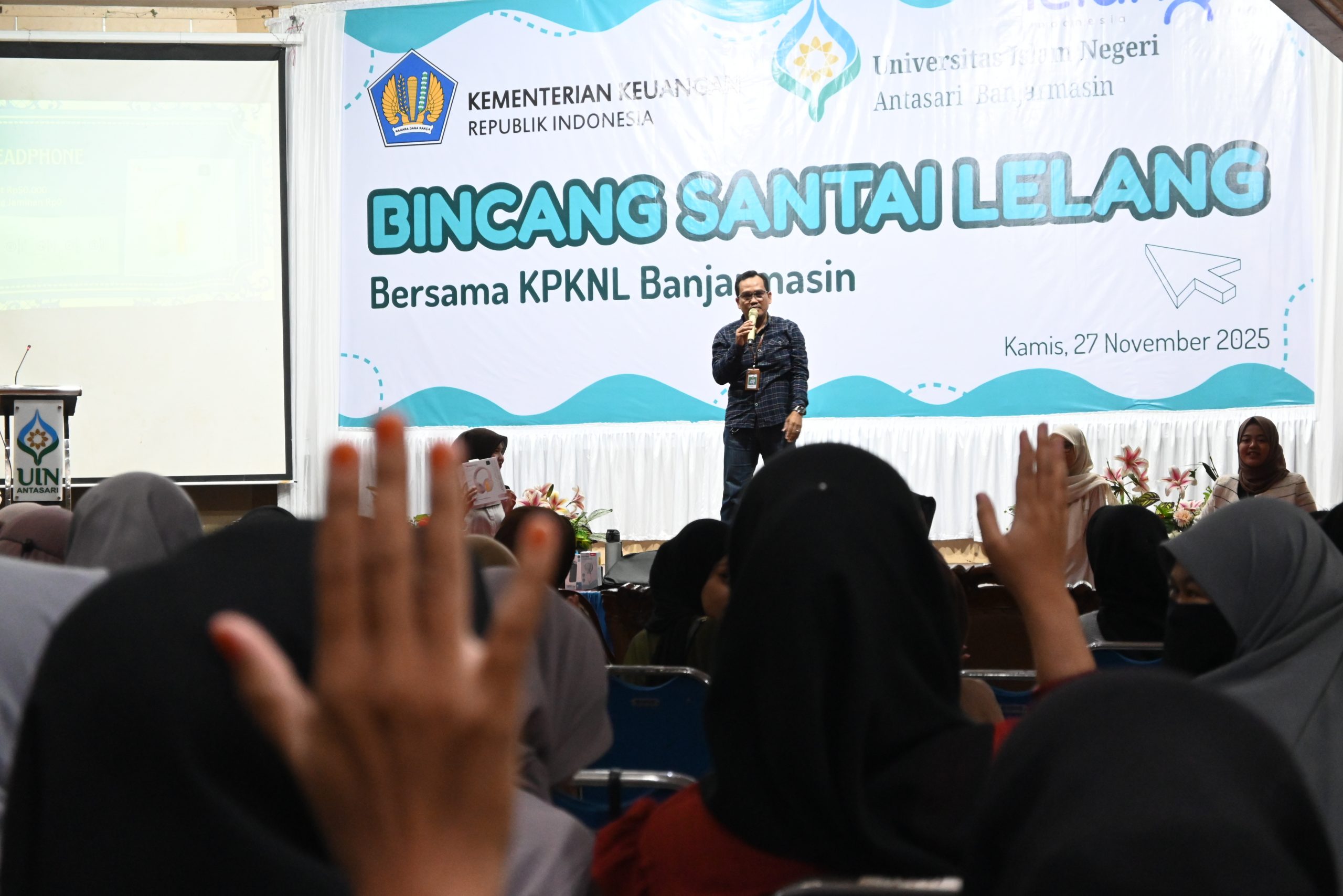 Peserta sosialisasi antusias mengikuti Simulasi Lelang yang diadakan oleh KPKNL Banjarmasin (Foto Humas Rahmi Hartati)