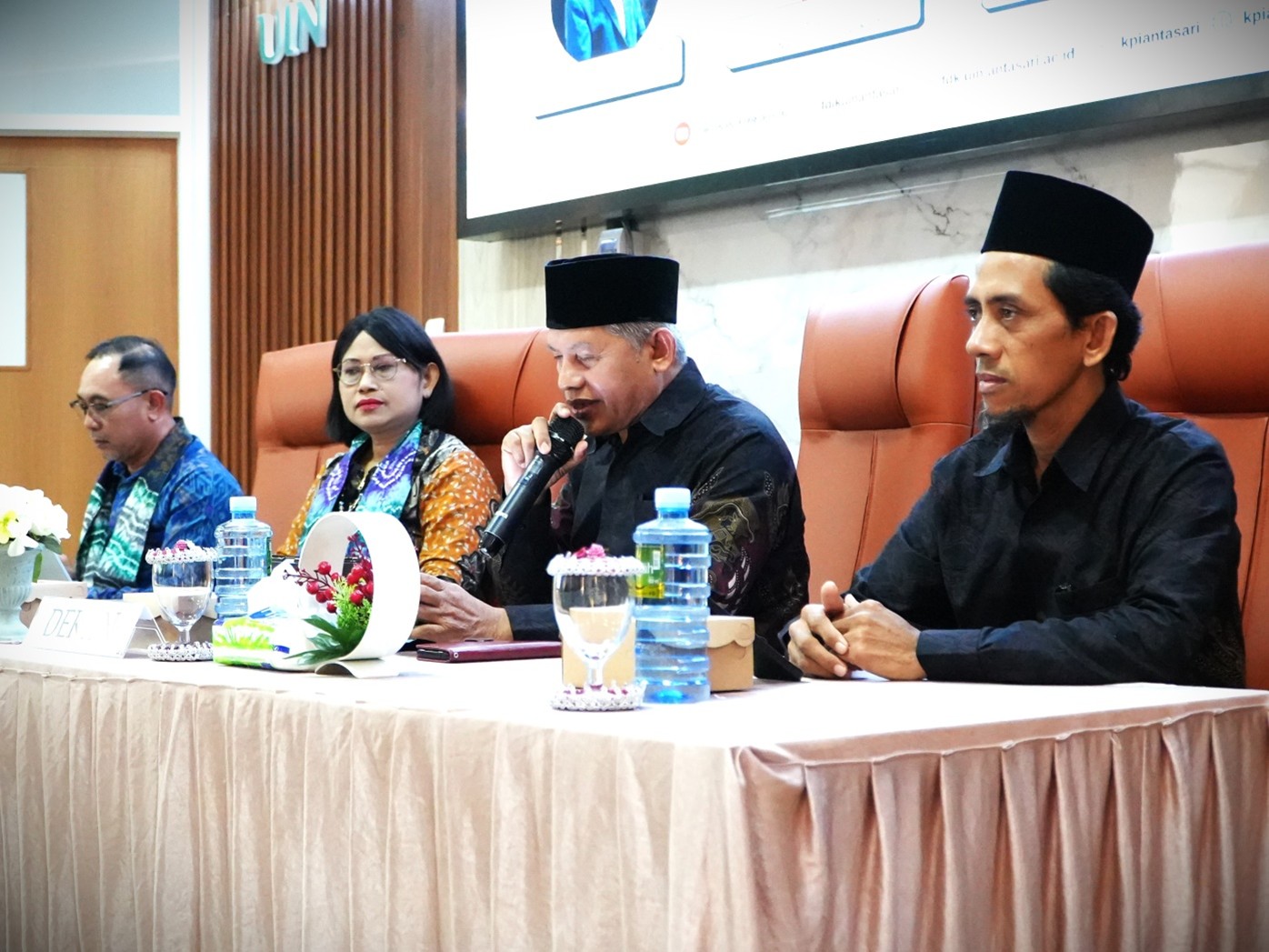 Tim Asesor dan Pimpinan Fakultas saat acara penutupan AL