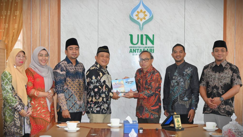 Pimpinan UIN Antasari saat memberikan cendera mata (Foto:Humas/Jamal Ripani)