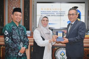Pimpinan UIN Antasari saat menyerahkan kenang-kenangan kepada Prof. Dr. H. Wahyudin Darmalaksana, M.Ag. (Foto:Humas/Jamal Ripani)