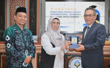 Pimpinan UIN Antasari saat menyerahkan kenang-kenangan kepada Prof. Dr. H. Wahyudin Darmalaksana, M.Ag. (Foto:Humas/Jamal Ripani)