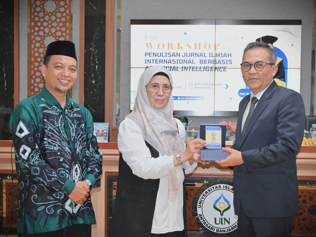 Pimpinan UIN Antasari saat menyerahkan kenang-kenangan kepada Prof. Dr. H. Wahyudin Darmalaksana, M.Ag. (Foto:Humas/Jamal Ripani)