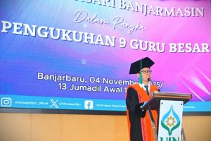 Prof Sukarni berorasi