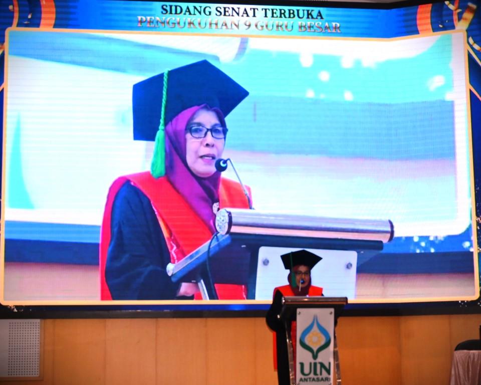 Prof Yusna berorasi